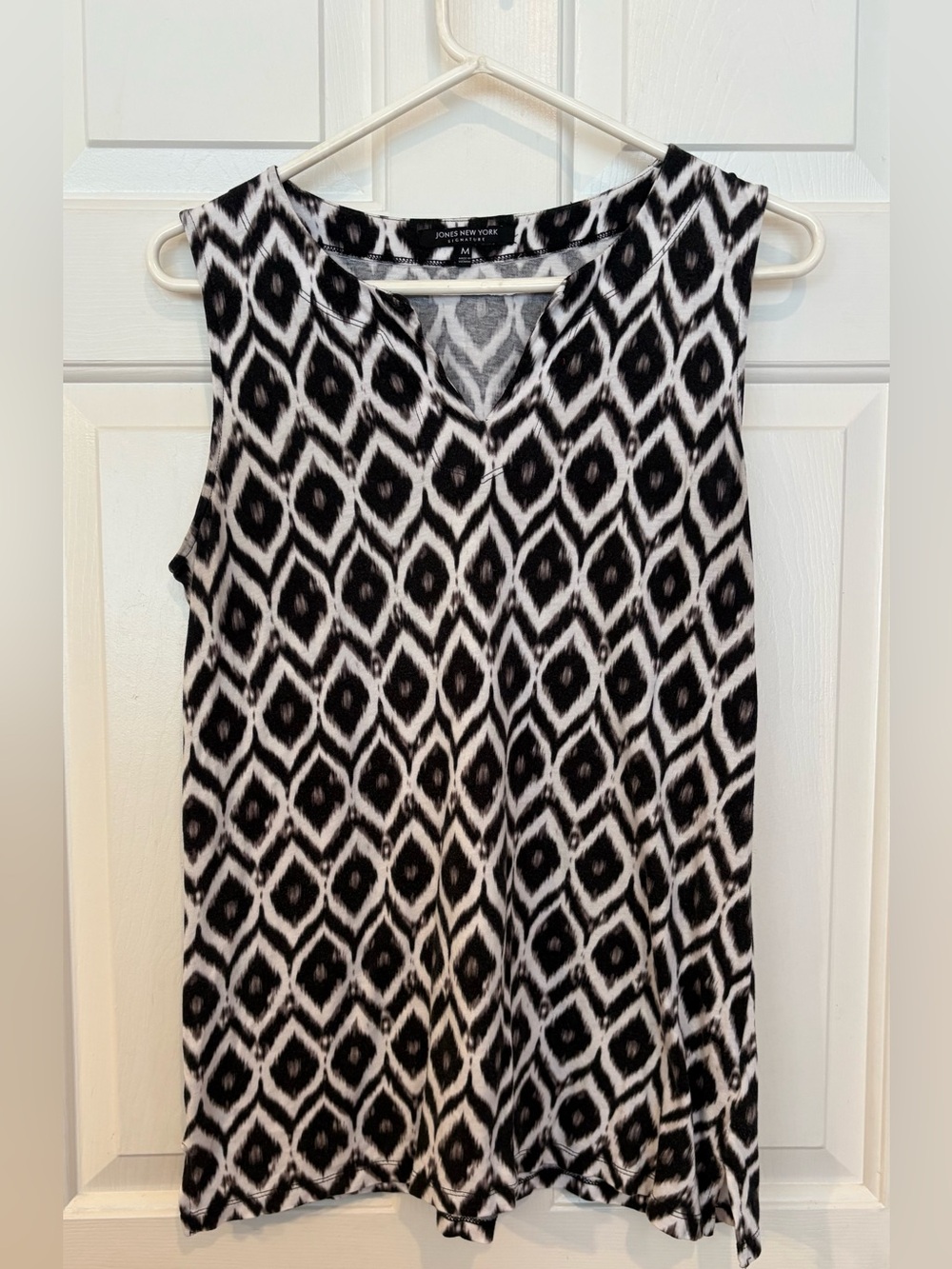 Jones New York Shirt White Black V Neck women’s Sz Medium sleeveless Tank Top